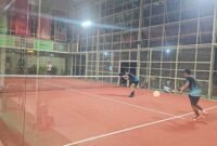 Pertandingan pekan terakhir Next Premiere League Padel antar klub di Younkis House & Court (YHC), Kota Banjarbaru, Sabtu (5/9/2026) malam. Kompetisi yang diikuti 9 klub ini menggunakan sistem liga poin. (Foto: Istimewa)