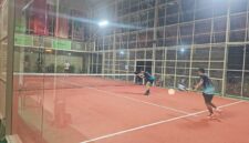 Pertandingan pekan terakhir Next Premiere League Padel antar klub di Younkis House & Court (YHC), Kota Banjarbaru, Sabtu (5/9/2026) malam. Kompetisi yang diikuti 9 klub ini menggunakan sistem liga poin. (Foto: Istimewa)