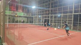 Pertandingan pekan terakhir Next Premiere League Padel antar klub di Younkis House & Court (YHC), Kota Banjarbaru, Sabtu (5/9/2026) malam. Kompetisi yang diikuti 9 klub ini menggunakan sistem liga poin. (Foto: Istimewa)