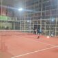 Pertandingan pekan terakhir Next Premiere League Padel antar klub di Younkis House & Court (YHC), Kota Banjarbaru, Sabtu (5/9/2026) malam. Kompetisi yang diikuti 9 klub ini menggunakan sistem liga poin. (Foto: Istimewa)