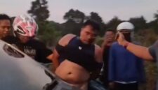 DITANGKAP WARGA - Diduga terlibat tabrak lari dari kawasan S Parman Banjarmasin, pengemudi mobil CR-V hitam dikejar warga hingga ke Sungai Rangas, Kabupaten Banjar, Minggu (6/9/2026) petang. (foto:istimewa)