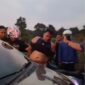 DITANGKAP WARGA - Diduga terlibat tabrak lari dari kawasan S Parman Banjarmasin, pengemudi mobil CR-V hitam dikejar warga hingga ke Sungai Rangas, Kabupaten Banjar, Minggu (6/9/2026) petang. (foto:istimewa)
