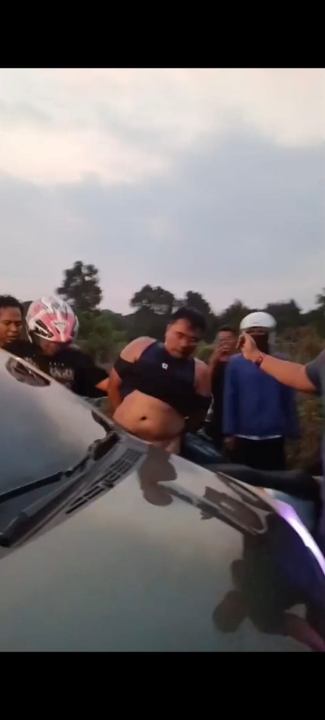 DITANGKAP WARGA - Diduga terlibat tabrak lari dari kawasan S Parman Banjarmasin, pengemudi mobil CR-V hitam dikejar warga hingga ke Sungai Rangas, Kabupaten Banjar, Minggu (6/9/2026) petang. (foto:istimewa)
