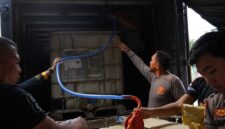 Polda Kalsel Kirim 1.000 Liter Cairan Pemadam ke Polda Kalteng, Gandeng Mahasiswa Tangani Karhutla. (Foto: Istimewa)
