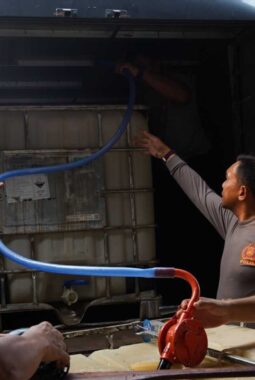 Polda Kalsel Kirim 1.000 Liter Cairan Pemadam ke Polda Kalteng