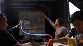 Polda Kalsel Kirim 1.000 Liter Cairan Pemadam ke Polda Kalteng, Gandeng Mahasiswa Tangani Karhutla. (Foto: Istimewa)
