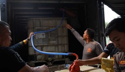 Polda Kalsel Kirim 1.000 Liter Cairan Pemadam ke Polda Kalteng