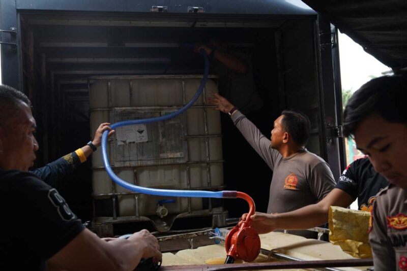 Polda Kalsel Kirim 1.000 Liter Cairan Pemadam ke Polda Kalteng, Gandeng Mahasiswa Tangani Karhutla. (Foto: Istimewa)
