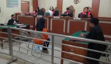 Terdakwa Henny Rupianti SH, seorang notaris yang didakwa melakukan tindak pidana penipuan dan kini harus duduk di kursi pesakitan.
(Foto Istimewa)