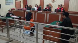 Terdakwa Henny Rupianti SH, seorang notaris yang didakwa melakukan tindak pidana penipuan dan kini harus duduk di kursi pesakitan.
(Foto Istimewa)