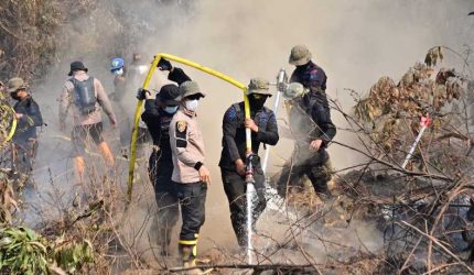 Tim Gabungan Sikat Karhutla di Ring 1 Bandara Syamsudin Noor, 98 Personel Dikerahkan – 90 Persen Api Padam
