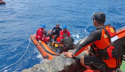 Penyelam BSG Temukan Satu Korban di Kabin KM Virgo Transport 8