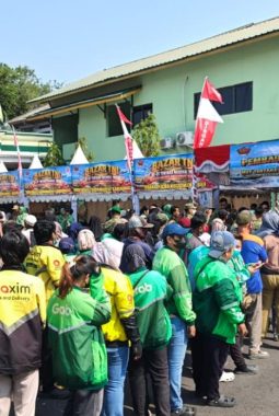 Satu Antrean, Banyak Harapan di Bazar HUT ke-81 TNI