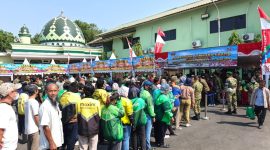 Satu Antrean, Banyak Harapan di Bazar HUT ke-81 TNI