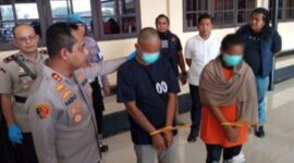 Kapolres Banjar AKBP dr. Fadli menunjukkan pasangan suami istri Hendra Saputra (35) dan Monalisa (35), tersangka pembunuhan sadis pemilik salon di Martapura yang ditangkap di Kapuas, saat konferensi pers di Mapolres Banjar, Sabtu (5/9/2026).(Foto Istimewa)