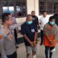 Kapolres Banjar AKBP dr. Fadli menunjukkan pasangan suami istri Hendra Saputra (35) dan Monalisa (35), tersangka pembunuhan sadis pemilik salon di Martapura yang ditangkap di Kapuas, saat konferensi pers di Mapolres Banjar, Sabtu (5/9/2026).(Foto Istimewa)