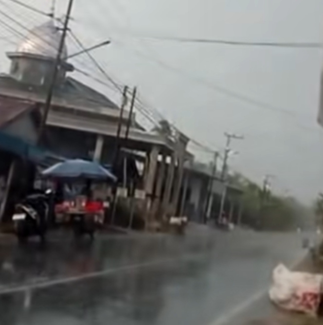 Tangkapan layar video Instagram @kabarbanuakalsel yang memperlihatkan hujan deras mengguyur kawasan Juai, Kabupaten Tabalong, Sabtu (5/9/2026)
