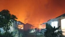 Api karhutla mendekati permukiman di Jl. Tembikar Kanan, Pemurus Dalam, Banjarmasin Selatan, Kamis (10/9) malam. (Ist/tangkapanayar Banuafyp)