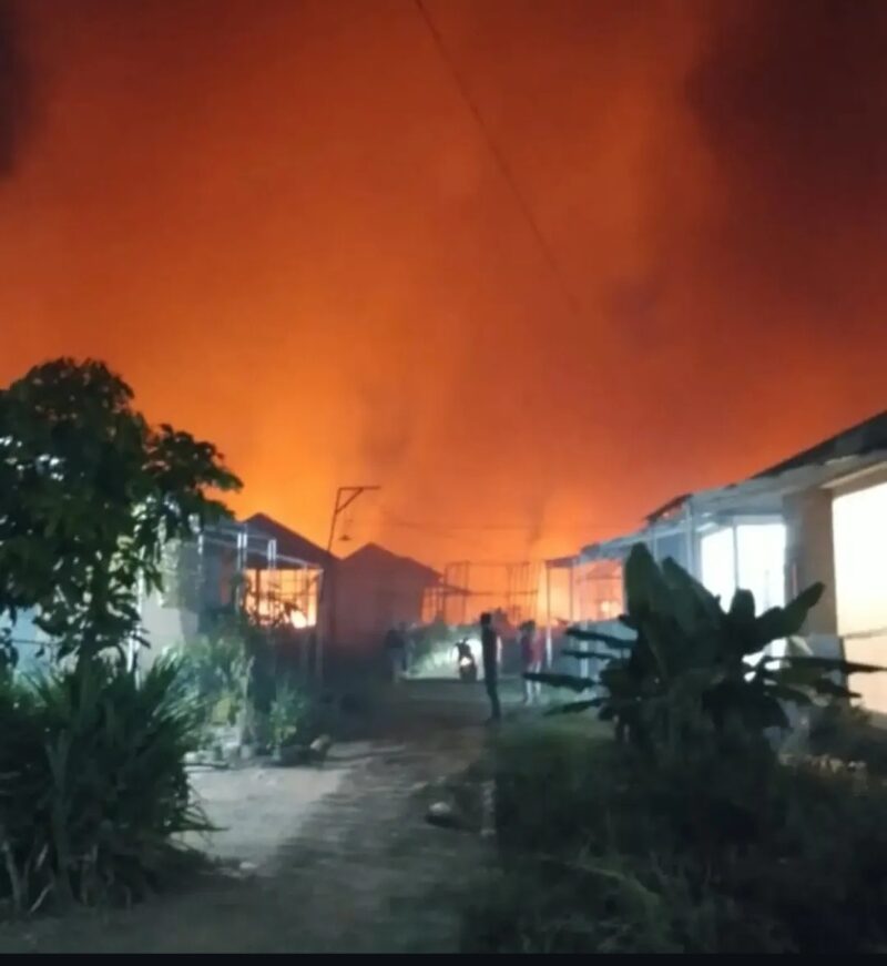 Api karhutla mendekati permukiman di Jl. Tembikar Kanan, Pemurus Dalam, Banjarmasin Selatan, Kamis (10/9) malam. (Ist/tangkapanayar Banuafyp)
