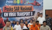 Menhub Dudy Purwagandhi didampingi Kepala Basarnas M Syafii dan Kapolda Kalsel Irjen Pol Rosyanto Yudha Hermawan saat memberikan keterangan pers terkait kecelakaan KM Virgo Transport 8 di Pelabuhan Trisakti Banjarmasin, Minggu (13/9/2026). (foto: SUMA/brt)