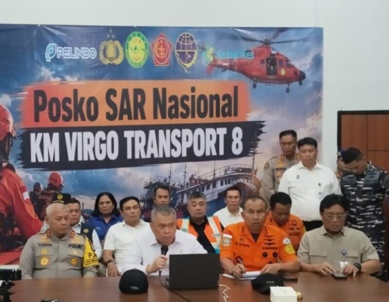 Menhub Dudy Purwagandhi didampingi Kepala Basarnas M Syafii dan Kapolda Kalsel Irjen Pol Rosyanto Yudha Hermawan saat memberikan keterangan pers terkait kecelakaan KM Virgo Transport 8 di Pelabuhan Trisakti Banjarmasin, Minggu (13/9/2026). (foto: SUMA/brt)