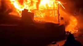 API BERKOBAR - Kebakaran hebat dengan api membumbung tinggi terjadi di kawasan Pasar Lama, samping Pos Polisi jembatan setempat, Rabu (16/9/2026) jelang salat subuh. (foto:istimewa)
