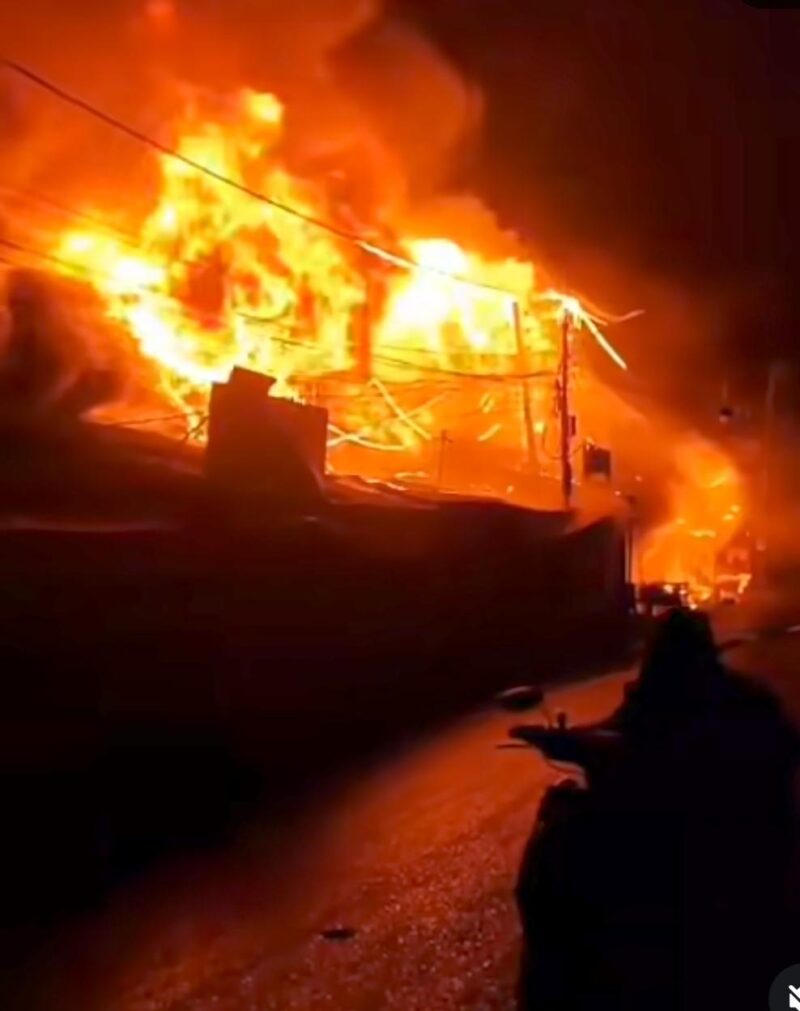 API BERKOBAR - Kebakaran hebat dengan api membumbung tinggi terjadi di kawasan Pasar Lama, samping Pos Polisi jembatan setempat, Rabu (16/9/2026) jelang salat subuh. (foto:istimewa)
