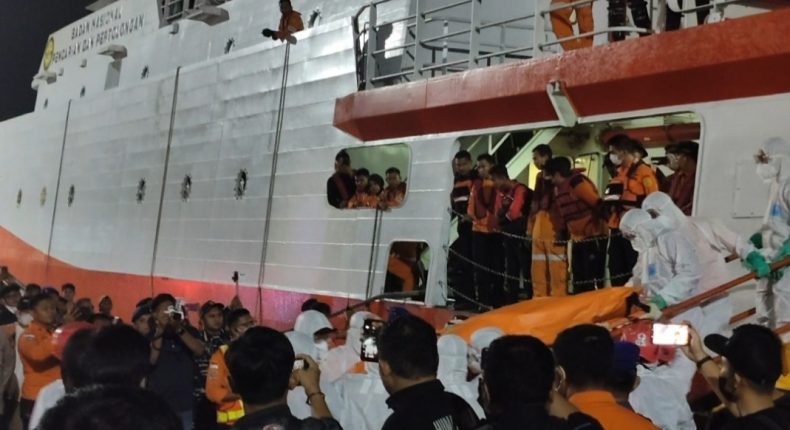 Demi Keluarkan Jenazah, Penyelam TNI AL Harus Pecahkan Kaca Kompartemen KM Virgo