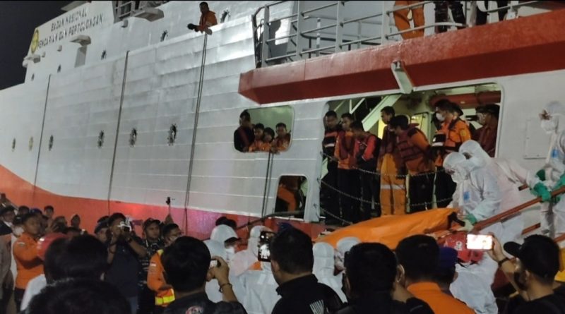 Demi Keluarkan Jenazah, Penyelam TNI AL Harus Pecahkan Kaca Kompartemen KM Virgo