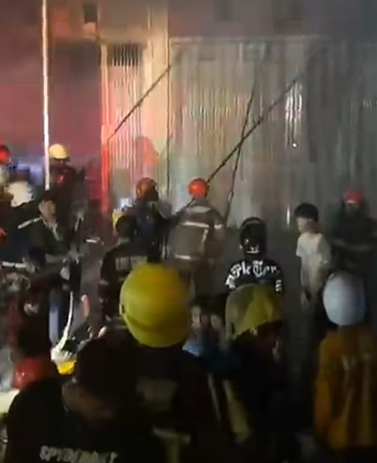 BREAKING News! Diduga Dibakar Pria Gangguan Jiwa, Alfamart Km 13 Gambut Terbakar, Satu Tewas