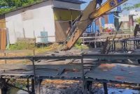 Demi Normalisasi Sungai, Pemko Banjarmasin Gusur Bangunan di Sungai Veteran Demi Normalisasi Sungai, Pemko Banjarmasin Gusur Bangunan di Sungai Veteran