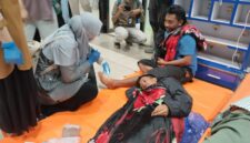 Agus Sugiarto (41), salah seorang korban selamat KM Virgo Transport 8, menjalani pemeriksaan kesehatan setelah tiba di Pelabuhan Trisakti Banjarmasin, Minggu (13/9/2026) petang. (foto:(Istimewa)
