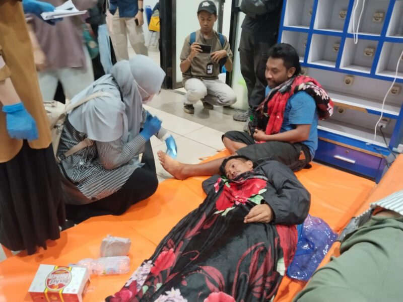 Agus Sugiarto (41), salah seorang korban selamat KM Virgo Transport 8, menjalani pemeriksaan kesehatan setelah tiba di Pelabuhan Trisakti Banjarmasin, Minggu (13/9/2026) petang. (foto:(Istimewa)