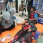 Agus Sugiarto (41), salah seorang korban selamat KM Virgo Transport 8, menjalani pemeriksaan kesehatan setelah tiba di Pelabuhan Trisakti Banjarmasin, Minggu (13/9/2026) petang. (foto:(Istimewa)