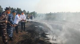 Gubernur Haji Muhidin Tinjau Penanganan Kebakaran Hutan dan Lahan (foto: adpim)