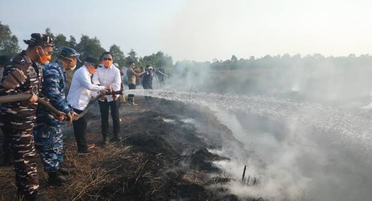 Gubernur Haji Muhidin Tinjau Penanganan Kebakaran Hutan dan Lahan (foto: adpim)