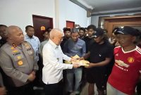 Gubernur Kalsel Beri Bantuan Pribadi Rp5 Juta ke Korban Selamat KM Virgo Transport 8 Gubernur Kalsel Beri Bantuan Pribadi Rp5 Juta ke Korban Selamat KM Virgo Transport 8