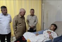 Gubernur Kalsel Haji Muhidin Jenguk Korban Kapal Virgo Transport 8 di Rumah Sakit (foto: adpim)