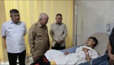 Gubernur Kalsel Haji Muhidin Jenguk Korban Kapal Virgo Transport 8 di Rumah Sakit (foto: adpim)