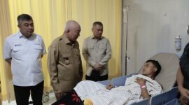Gubernur Kalsel Haji Muhidin Jenguk Korban Kapal Virgo Transport 8 di Rumah Sakit (foto: adpim)