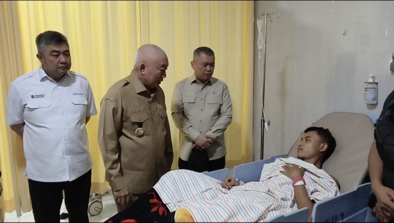 Gubernur Kalsel Haji Muhidin Jenguk Korban Kapal Virgo Transport 8 di Rumah Sakit (foto: adpim)