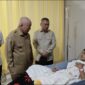 Gubernur Kalsel Haji Muhidin Jenguk Korban Kapal Virgo Transport 8 di Rumah Sakit (foto: adpim)
