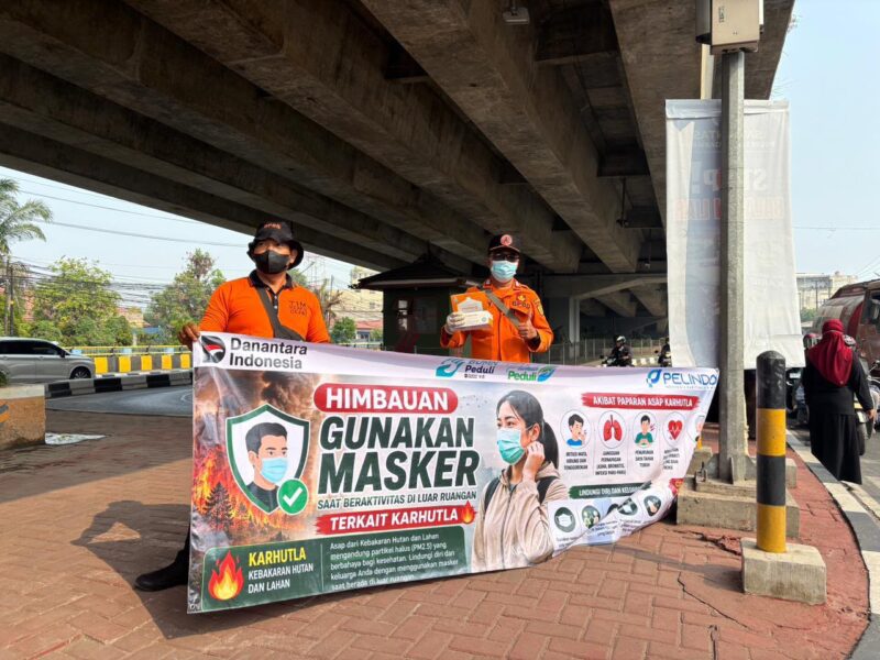 Bagikan Masker Upaya Pemkot Banjarmasin Sosialisasikan Kesehatatam di Tengah Kabut