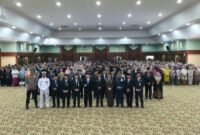 Gubernur Kalsel H. Muhidin (tengah depan) bersama jajaran forkopimda dan perwakilan PNS usai Penganugerahan Satyalancana Karya Satya di Gedung Idham Chalid, Banjarbaru (foto: adpim)