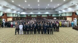 Gubernur Kalsel H. Muhidin (tengah depan) bersama jajaran forkopimda dan perwakilan PNS usai Penganugerahan Satyalancana Karya Satya di Gedung Idham Chalid, Banjarbaru (foto: adpim)