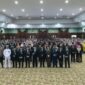 Gubernur Kalsel H. Muhidin (tengah depan) bersama jajaran forkopimda dan perwakilan PNS usai Penganugerahan Satyalancana Karya Satya di Gedung Idham Chalid, Banjarbaru (foto: adpim)