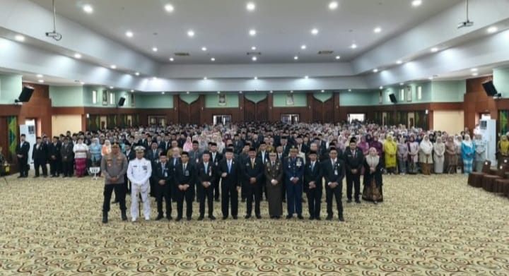 Gubernur Kalsel H. Muhidin (tengah depan) bersama jajaran forkopimda dan perwakilan PNS usai Penganugerahan Satyalancana Karya Satya di Gedung Idham Chalid, Banjarbaru (foto: adpim)