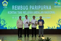 Penghargaan Adhi Bhakti Tani Nelayan Utama Diterima Gubernur Kalsel Penghargaan Adhi Bhakti Tani Nelayan Utama Diterima Gubernur Kalsel