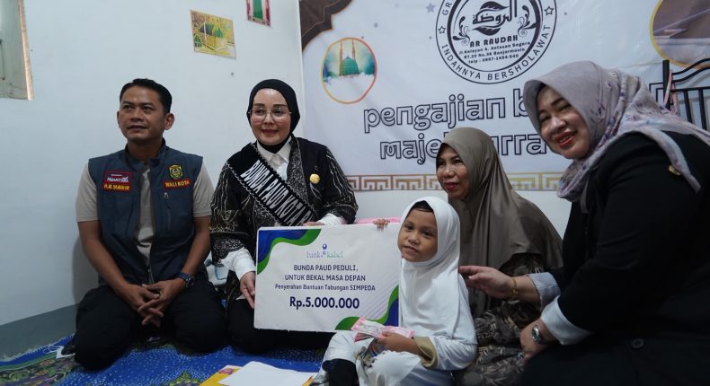 Bunda PAUD Banjarmasin Salurkan Tabungan Pendidikan Rp5 Juta untuk Anak Guru Honorer yang Wafat