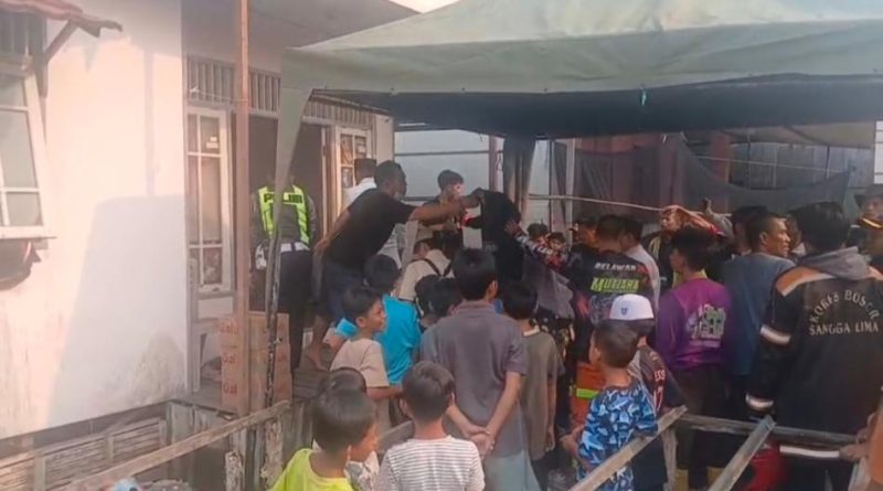 Relawan Damkar  Gugur dalam Tugas Karhutla di Alalak, Bupati Batola Melayat ke Rumah Duka